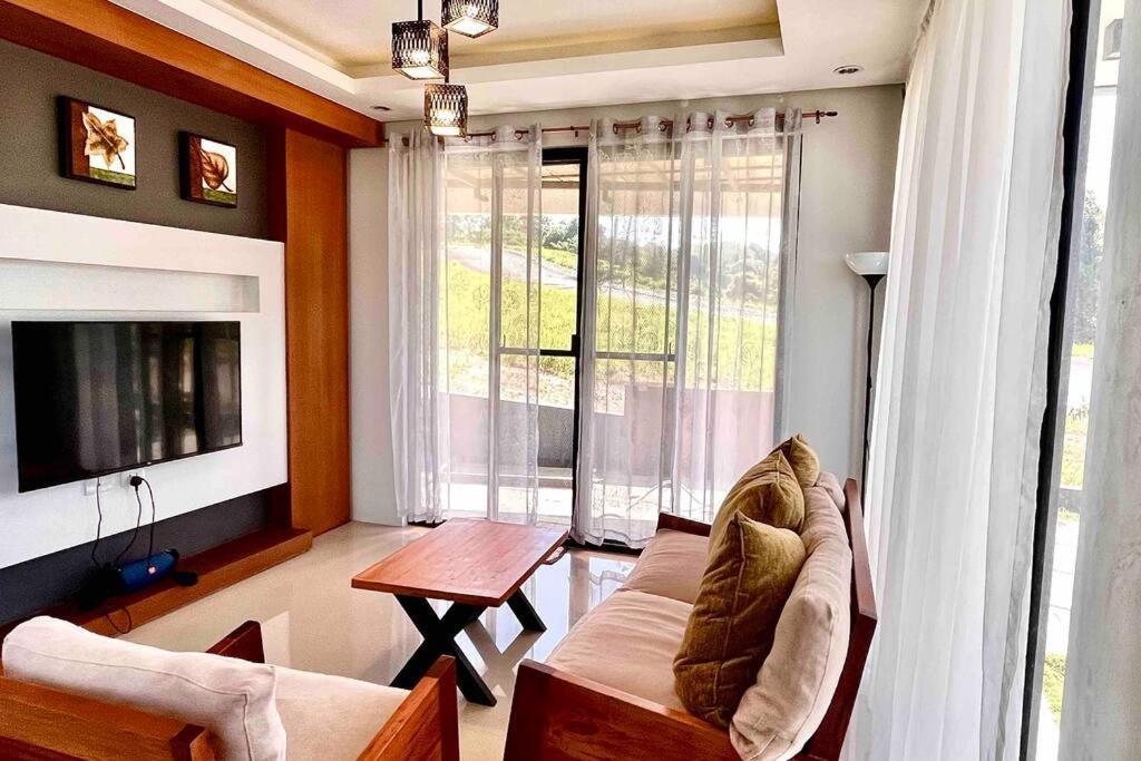 Overlooking Staycation At Sandari Batulao Tagaytay City Exterior photo
